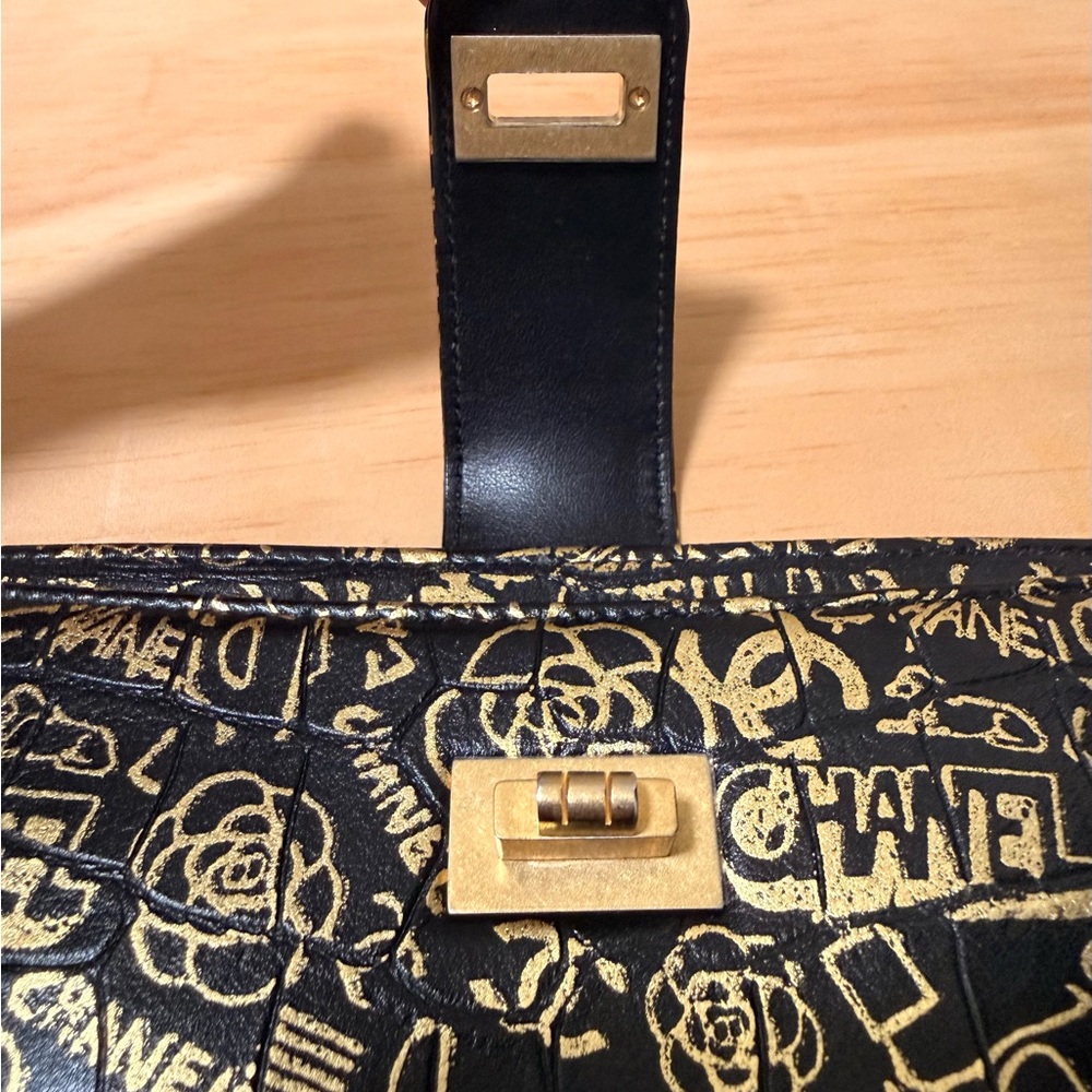 Rare CHANEL 19A Egypt Collection 2.55 Clutch Gold Graffiti With Insert - Picture 5 of 11